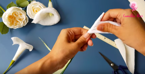wrapping-tissue-paper-around-the-stigma-of-paper-calla-lily-2