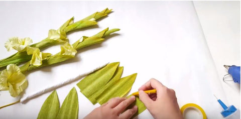 how-to-make-paper-gladiolus-flowers-from-crepe-paper-diy-tutorial-2
