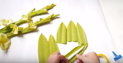 how-to-make-paper-gladiolus-flowers-from-crepe-paper-diy-tutorial-3